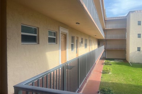 Condominio en venta en Lauderdale Lakes, Florida, 1 dormitorio, 72.74 m2 № 944948 - foto 5