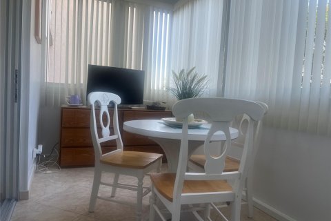 Condo in Lauderdale Lakes, Florida, 1 bedroom  № 944948 - photo 8