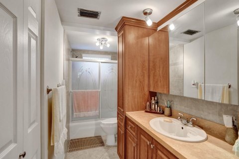 Condo in Lauderdale Lakes, Florida, 1 bedroom  № 944948 - photo 30