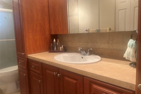 Condo in Lauderdale Lakes, Florida, 1 bedroom  № 944948 - photo 14