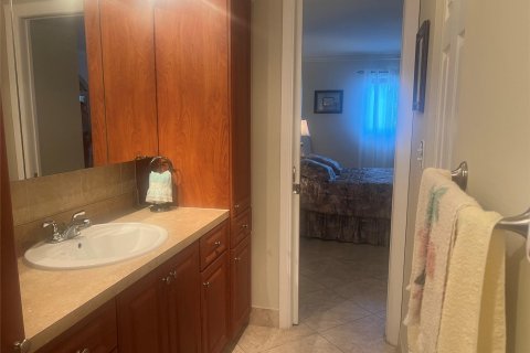 Condo in Lauderdale Lakes, Florida, 1 bedroom  № 944948 - photo 15