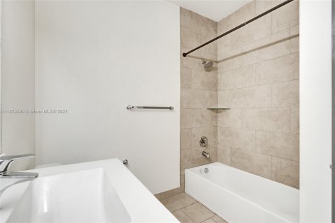 Townhouse in Miami Lakes, Florida 3 bedrooms, 161.93 sq.m. № 1272105 - photo 28