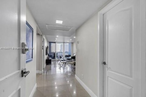 Condo in Miami Beach, Florida, 1 bedroom  № 1272147 - photo 14