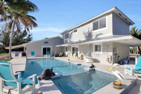 House in Islamorada, Village of Islands, Florida 5 bedrooms, 273.23 sq.m. № 760577 - photo 1