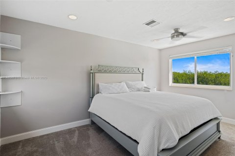 House in Islamorada, Village of Islands, Florida 5 bedrooms, 273.23 sq.m. № 760577 - photo 17