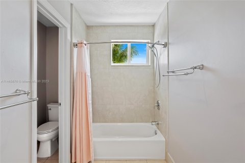 House in Islamorada, Village of Islands, Florida 5 bedrooms, 273.23 sq.m. № 760577 - photo 19
