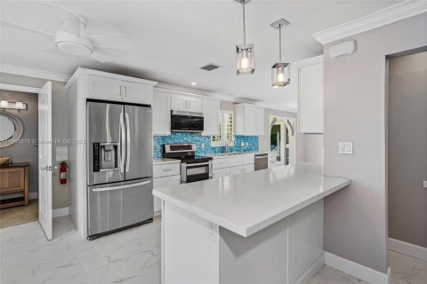 Casa en venta en Islamorada, Village of Islands, Florida, 5 dormitorios, 273.23 m2 № 760577 - foto 9