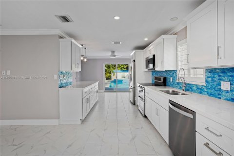 Casa en venta en Islamorada, Village of Islands, Florida, 5 dormitorios, 273.23 m2 № 760577 - foto 10