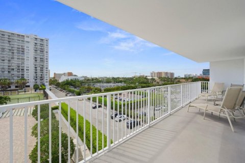 Condo in Aventura, Florida, 2 bedrooms  № 1120836 - photo 12