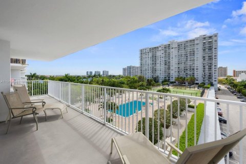 Condo in Aventura, Florida, 2 bedrooms  № 1120836 - photo 11