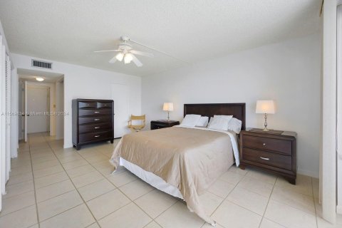 Condo in Aventura, Florida, 2 bedrooms  № 1120836 - photo 16