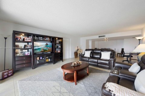 Condo in Aventura, Florida, 2 bedrooms  № 1120836 - photo 8