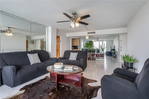 Condominio en venta en North Miami Beach, Florida, 2 dormitorios, 106.37 m2 № 699449 - foto 13