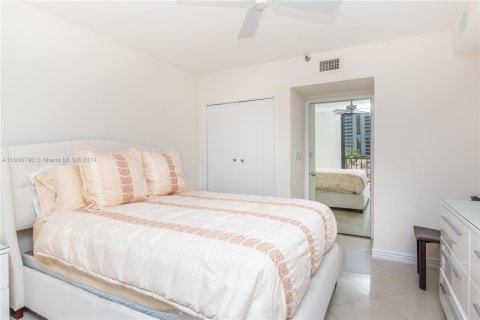 Condo in Aventura, Florida, 2 bedrooms  № 1215790 - photo 15