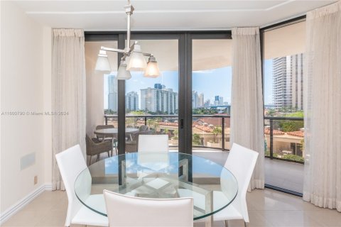 Condominio en venta en Aventura, Florida, 2 dormitorios, 141.4 m2 № 1215790 - foto 5