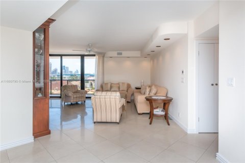 Condo in Aventura, Florida, 2 bedrooms  № 1215790 - photo 11