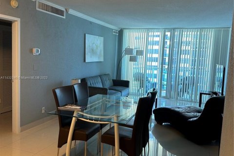 Condominio en alquiler en Hollywood, Florida, 1 dormitorio, 77.57 m2 № 658194 - foto 3