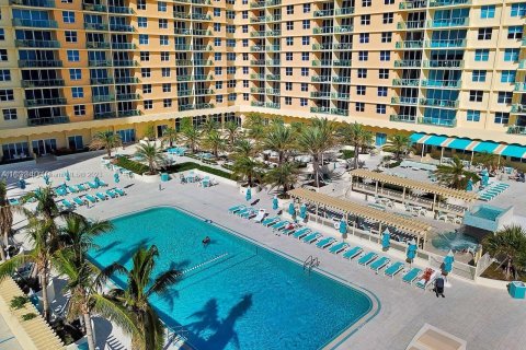 Condo in Hollywood, Florida, 1 bedroom  № 658194 - photo 1