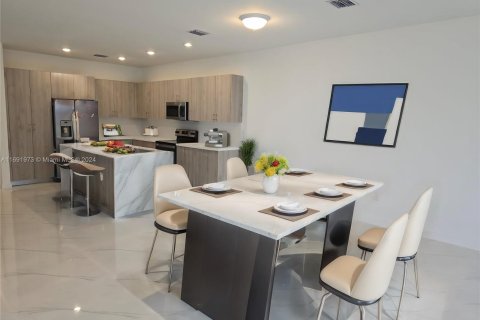 Adosado en venta en Miami, Florida, 5 dormitorios, 233.93 m2 № 1439861 - foto 4