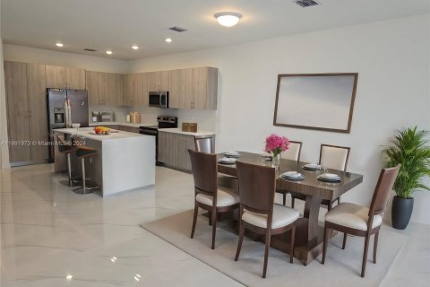 Adosado en venta en Miami, Florida, 5 dormitorios, 233.93 m2 № 1439861 - foto 2