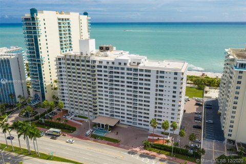 Condo in Miami Beach, Florida, 1 bedroom  № 1206786 - photo 1