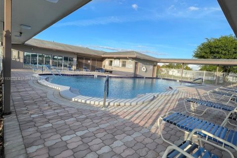 Villa ou maison à vendre à Margate, Floride: 2 chambres, 119.1 m2 № 998074 - photo 6