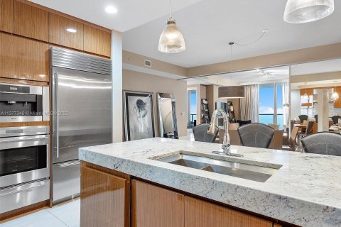 Condo in Bal Harbour, Florida, 2 bedrooms  № 883700 - photo 12