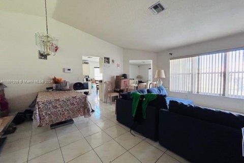 House in Lauderhill, Florida 3 bedrooms, 138.61 sq.m. № 1216787 - photo 16