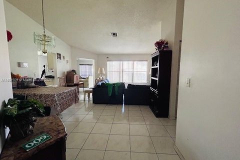 House in Lauderhill, Florida 3 bedrooms, 138.61 sq.m. № 1216787 - photo 10