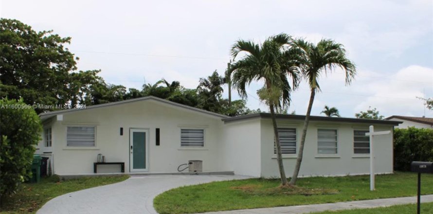 House in Cutler Bay, Florida 3 bedrooms, 118.54 sq.m. № 1215503