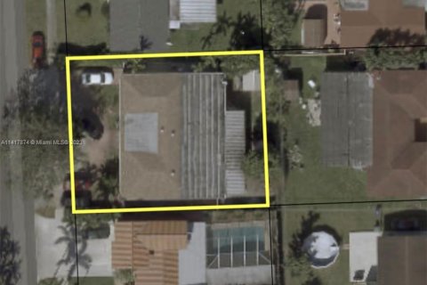 Commercial property in Hialeah, Florida 240.99 sq.m. № 612048 - photo 1