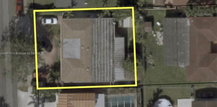 Commercial property in Hialeah, Florida 240.99 sq.m. № 612048
