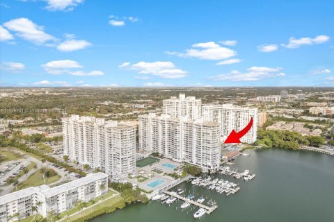 Condominio en venta en Aventura, Florida, 4 dormitorios, 221.76 m2 № 1004421 - foto 2