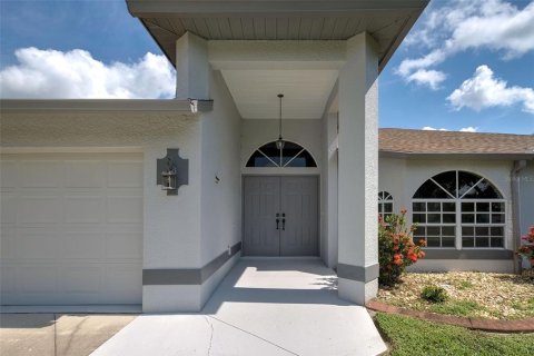 Villa ou maison à vendre à North Port, Floride: 3 chambres, 192.12 m2 № 1385174 - photo 4