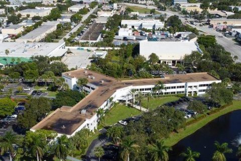 Immobilier commercial à vendre à Pompano Beach, Floride № 666424 - photo 2