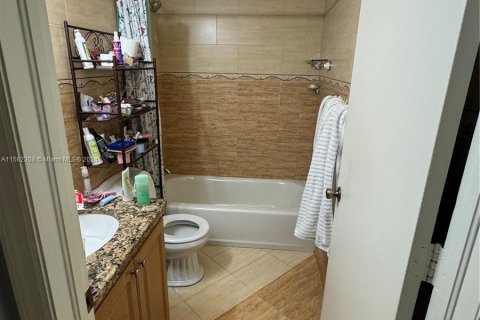 Condo in Hialeah, Florida, 2 bedrooms  № 1128184 - photo 5