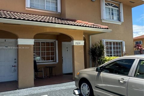 Condominio en venta en Hialeah, Florida, 2 dormitorios, 97.55 m2 № 1128184 - foto 3