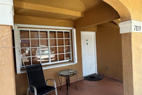 Condominio en venta en Hialeah, Florida, 2 dormitorios, 97.55 m2 № 1128184 - foto 1