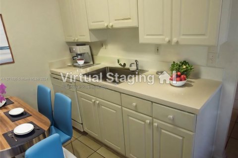 Townhouse in Lauderhill, Florida 2 bedrooms, 87.7 sq.m. № 1128231 - photo 2