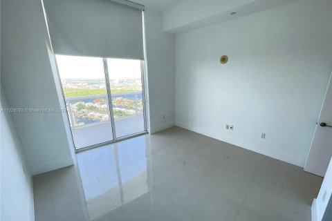 Condo in Sunny Isles Beach, Florida, 2 bedrooms  № 832491 - photo 13