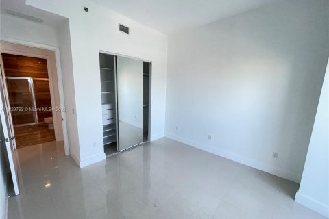 Condo in Sunny Isles Beach, Florida, 2 bedrooms  № 832491 - photo 12