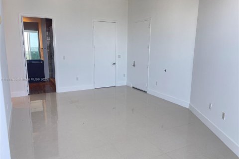 Condo in Sunny Isles Beach, Florida, 2 bedrooms  № 832491 - photo 18