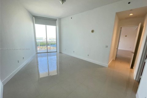 Condo in Sunny Isles Beach, Florida, 2 bedrooms  № 832491 - photo 16