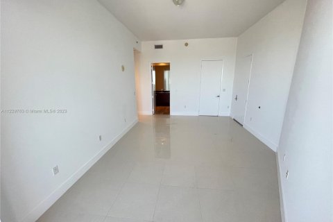 Condo in Sunny Isles Beach, Florida, 2 bedrooms  № 832491 - photo 17