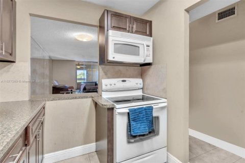 Condo in Lauderhill, Florida, 2 bedrooms  № 1146767 - photo 7