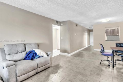 Copropriété à vendre à Lauderhill, Floride: 2 chambres, 88.26 m2 № 1146767 - photo 13