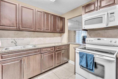 Condo in Lauderhill, Florida, 2 bedrooms  № 1146767 - photo 4