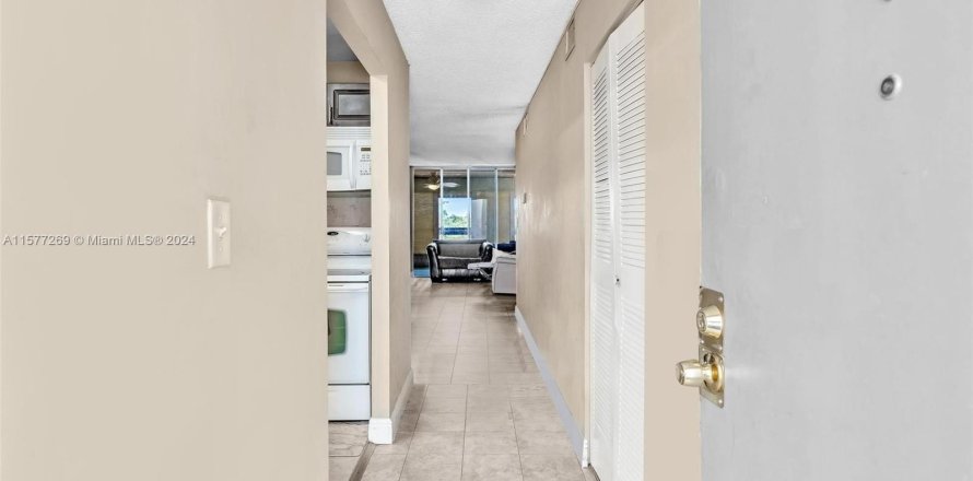 Condo in Lauderhill, Florida, 2 bedrooms  № 1146767