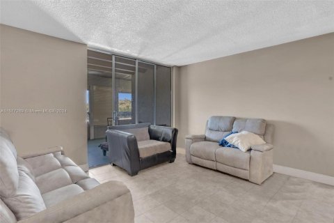 Condo in Lauderhill, Florida, 2 bedrooms  № 1146767 - photo 12