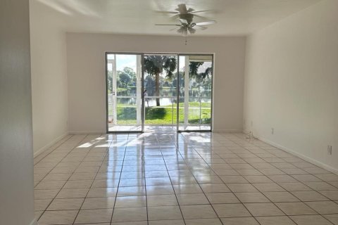 Condo in Palm Springs, Florida, 2 bedrooms  № 1103617 - photo 10